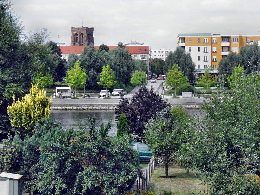 Fragment miejscowości Schwedt, zdjęcie wykonane zza Odry