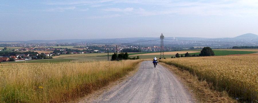 Szuterek zjazdowy z naszej noclegowni, tam na dole Fulda