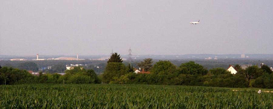 Tak, co chwila cos tam leciało w stronę pasa do lądowania :)