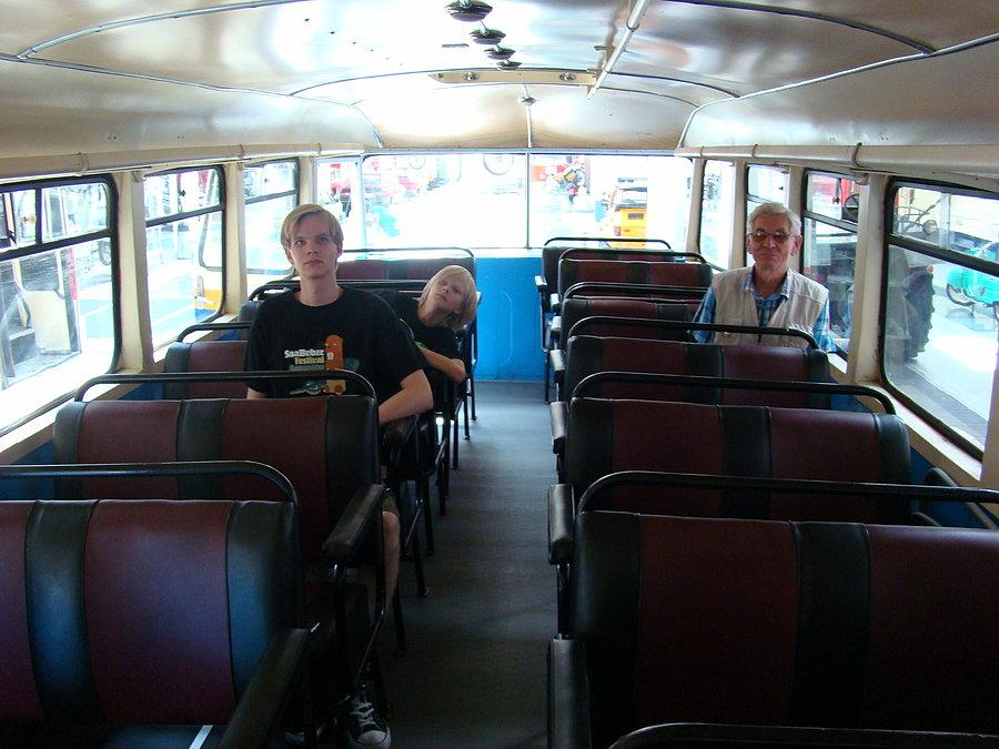 W starym , zabytkowym autobusie