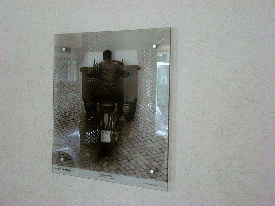 Przed wejściem do muzeum ciekawa ekspozycja 2