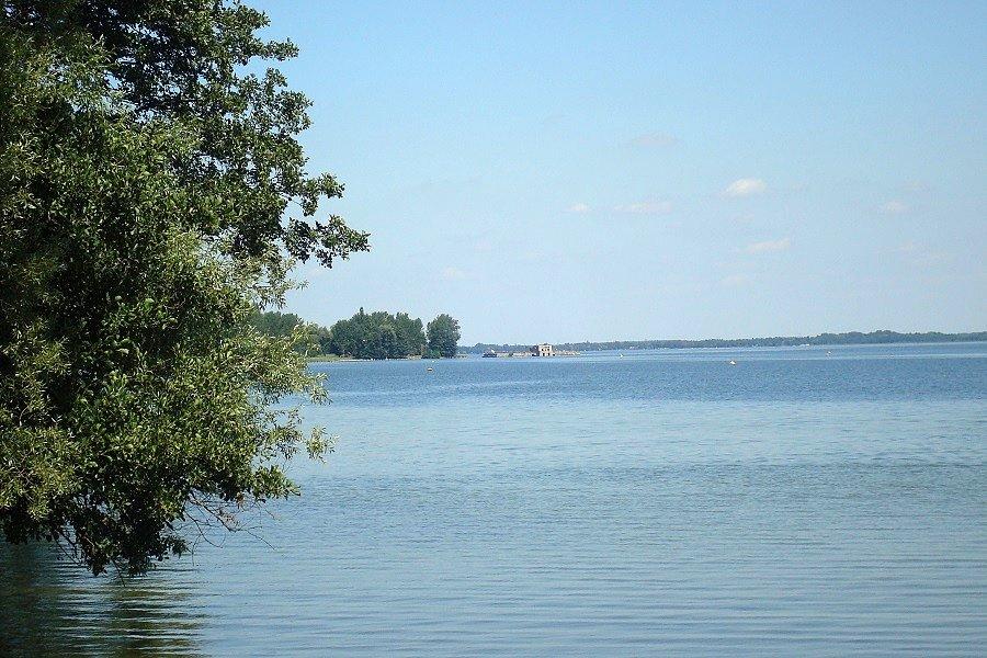 J.Miedwie - w tle torpedownia ,Gerätewerke Pommern Madüsee