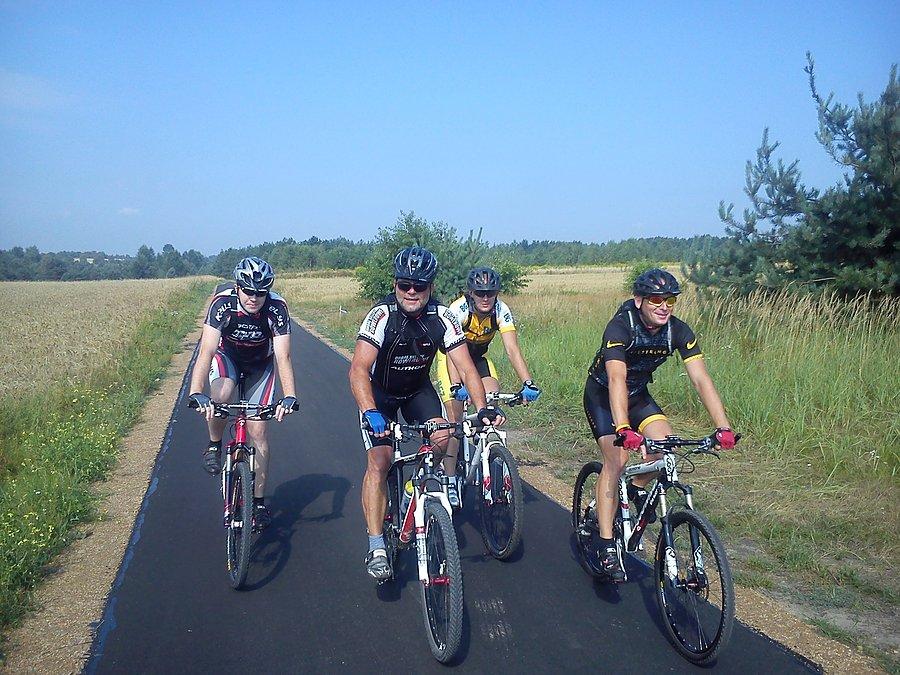 Na drodze rowerowej pomiędzy Żarkami a Mirowem