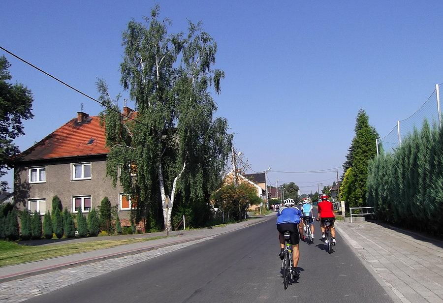 W Rudach spotkałem peletonik kolarski i pojechałem z nimi. Peleton przejeżdża przez Cisek