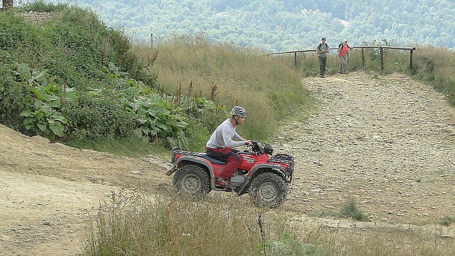 Zaczyna się ruch i pędzi quad GOPRu