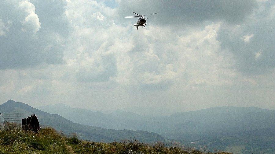 Po chwili pojawia się helikopter