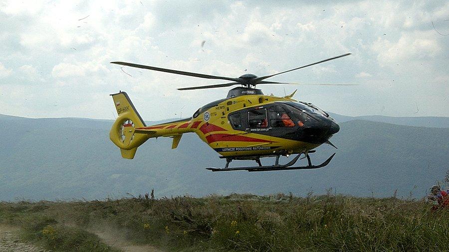 Po krótkim badaniu gość zostaje zapakowany do helikoptera