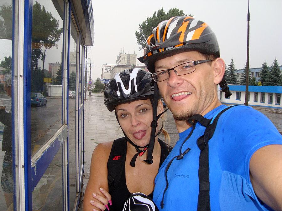 Na przystanku w czasie deszczu