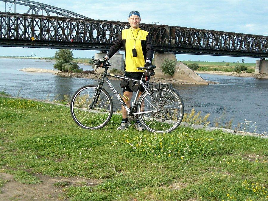 11-08-2013. Niedzielna rowerówka. Fotka na tle mostu Lisewskiego na Wiśle. Zdjęcie zrobione na Bulwarze Wiślanym w Tczewie.