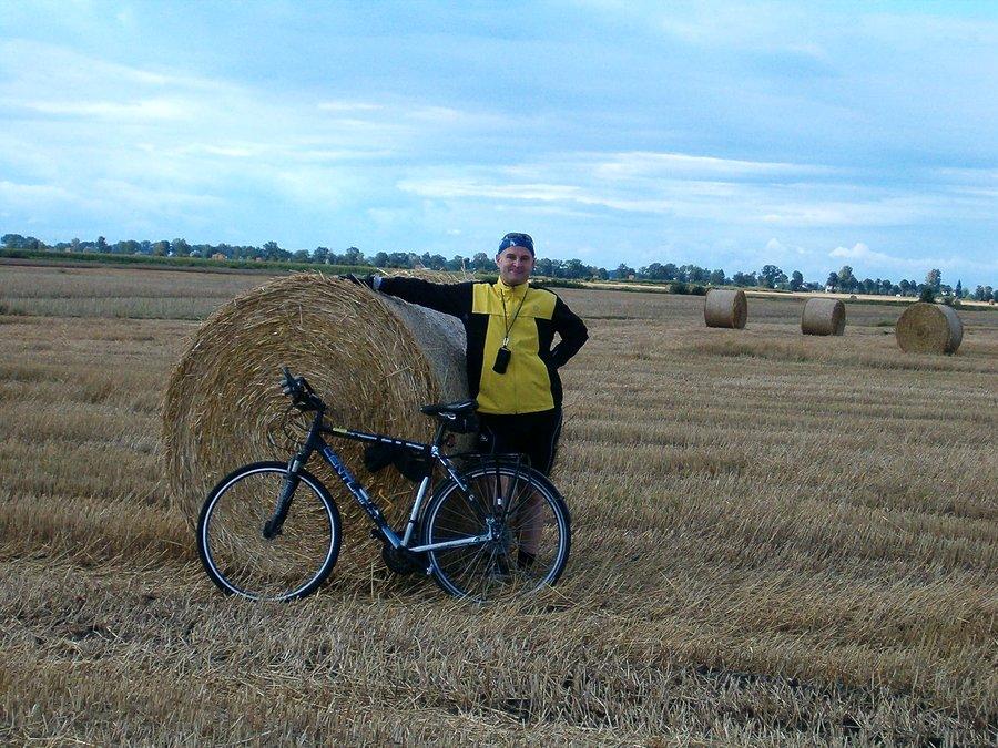 11-08-2013. Niedzielna rowerówka. Na polu po żniwach przy ogromnych belach słomy, za wsią Dąbrowa
