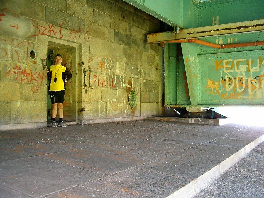 11-08-2013. Niedzielna rowerówka. Przed wejściem do nadziemnego kompleksu schronu obronnego stanowiącego część wschodniego przyczółka Mostu Knybawskiego. Obiekt posiadał najwyższą klasę odporności betonu typu "A" ścian i stropów.