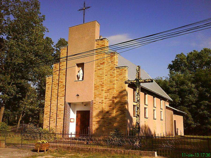 Dość nietypowy wiejski kościółek (Śliwnik)