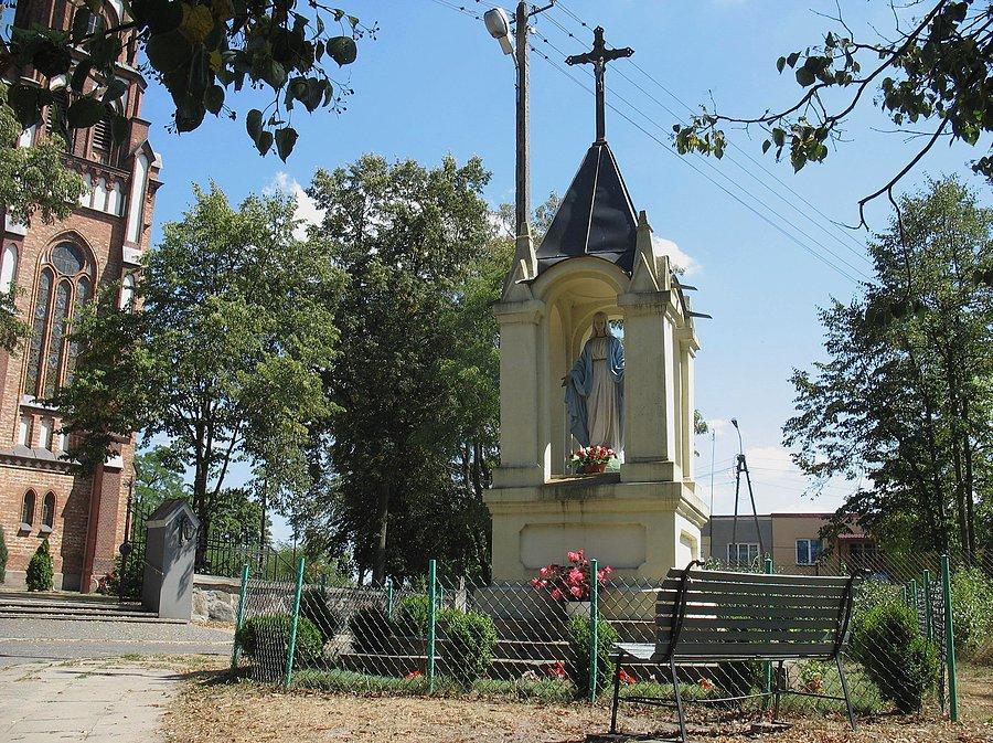 Sadowne - kapliczka przed kościołem