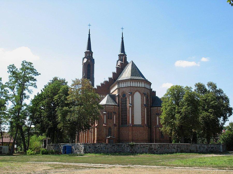 Sadowne - widok kościoła od strony cmentarza