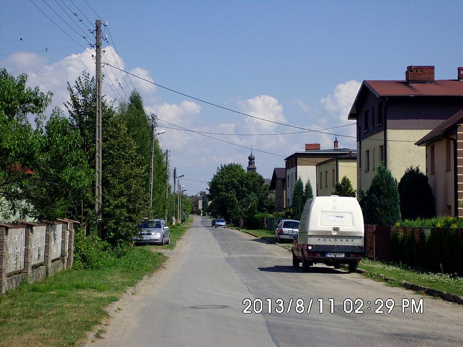 Koszęcin - ulica ks. Gąski. W głębi widać wieżę kościoła pod wezwaniem Najświętszego Serca Pana Jezusa