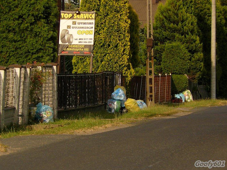Odpady posegregowane. Pięknie, tylko czemu straszą na ulicy?