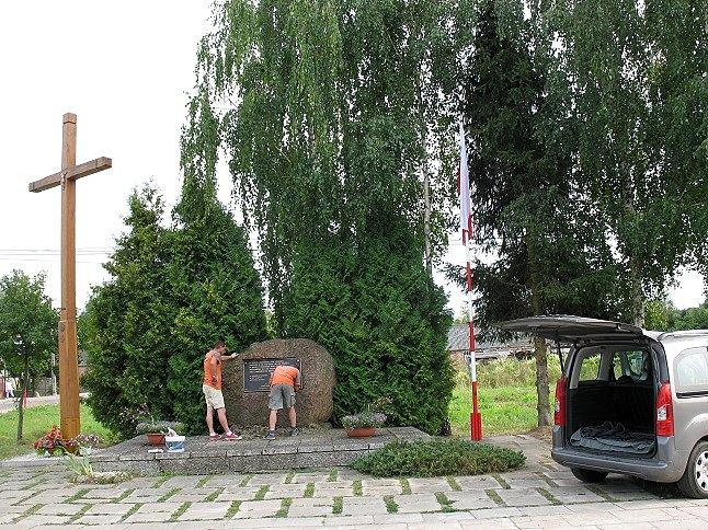 Piskórka - czyszczenia pomnika na 2 dni przed rocznica bitwy pod Piskórką