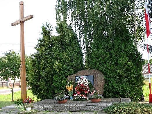 Pomnik w Piskórce w dzień po uroczystościach rocznicowych