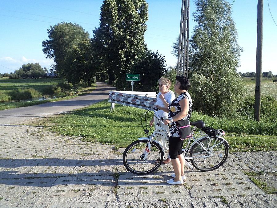 Siostry dwie z tablicą w tle