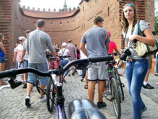 Tłum w bramie Barbakanu