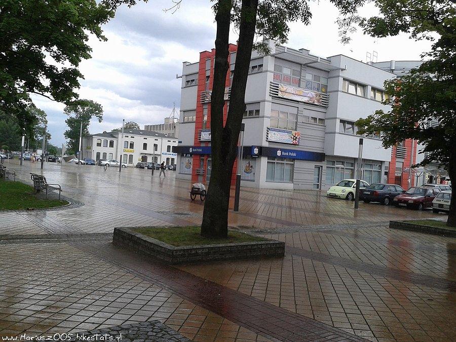 Deszczowo na placu dworcowym