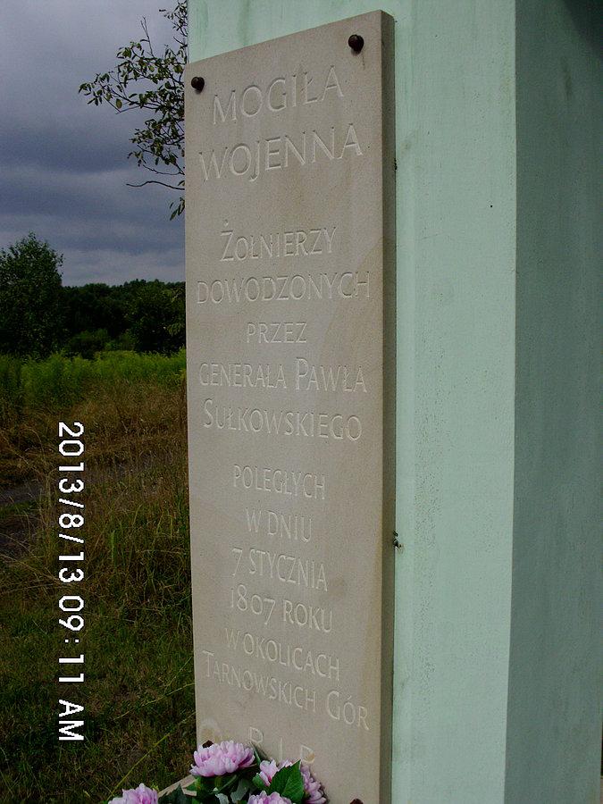 Pomiędzy Reptami a Górnikami - "mogiła wojenna żołnierzy dowodzonych przez generała Pawła Sułkowskiego poległych w dniu 7 stycznia 1807 roku w okolicach Tarnowskich Gór" - jak głosi napis na tablicy