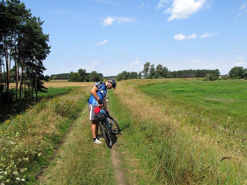 Piotras świetnie sobie radzi jadąc po wale