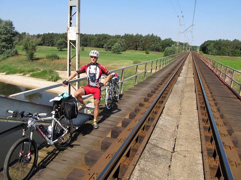 Przechodząc przez most kolejowy