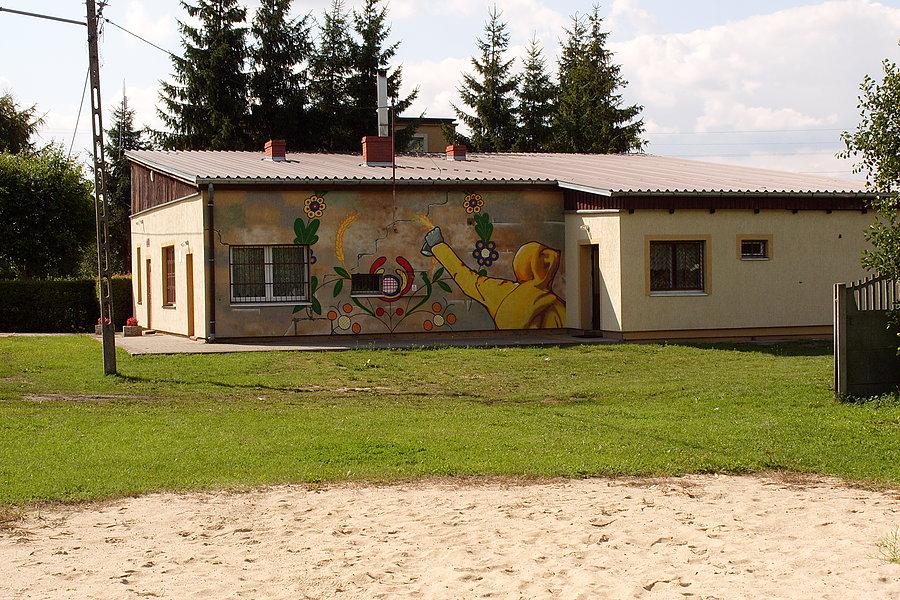 Kociewskie murale na świetlicy w Dzierżążnie