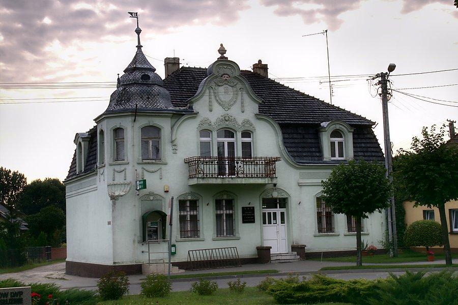 Zabytkowy budynek Banku Spółdzielczego na rynku