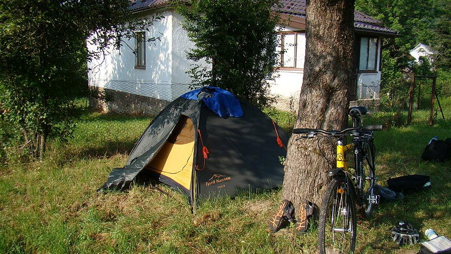 Nocleg na nierównej ziemi