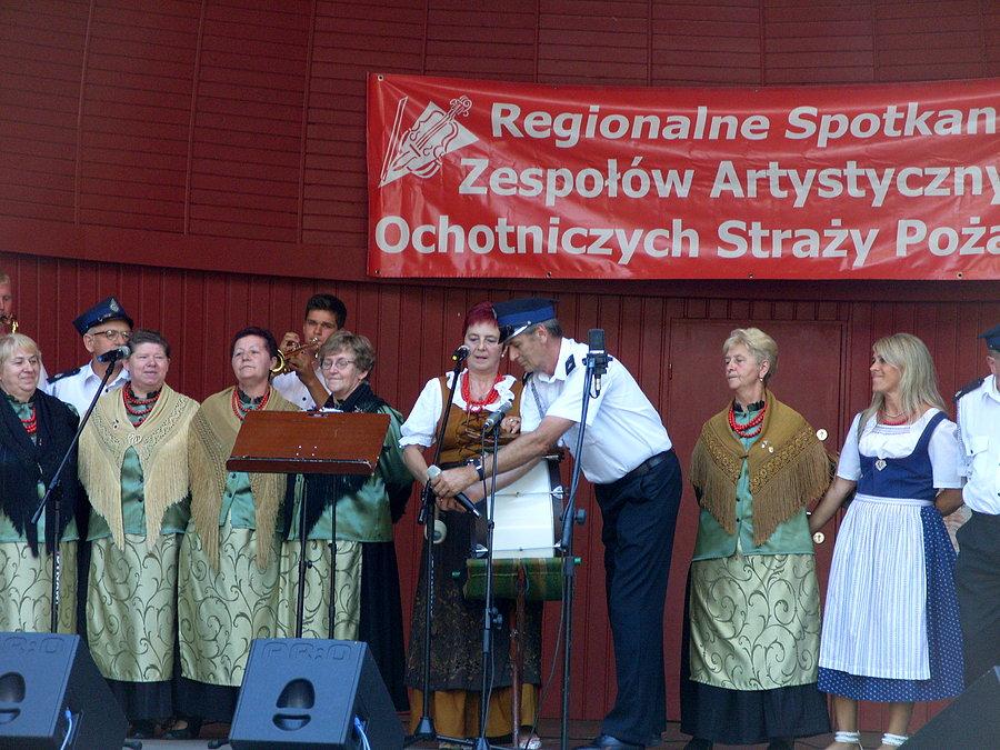 Mały odpoczynek w parku zdrojowym w Polanicy przy porywających występach zespołów artystycznych. Pani tak dawała w bęben że aż mikrofon się poddał i opadł ;)). To się nazywa moc przekazu