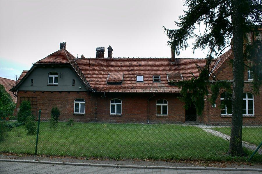 Stara szkoła podstawowa w Dziewierzewie