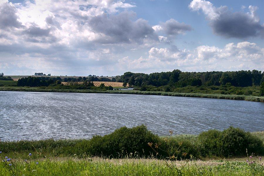 Jezioro Godawskie a za nim Jezioro Święte