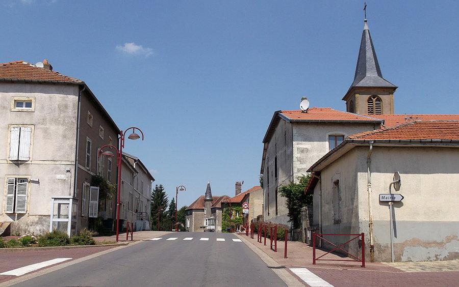 Przez francuskie miasteczko. W każdym pełno takich starych domów z carakterystycznymi okiennicami