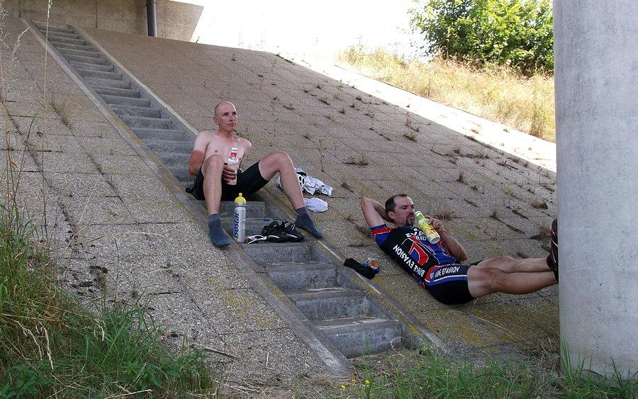 Upał niezły, więc przerwa na jogurty w cieniu pod wiaduktem