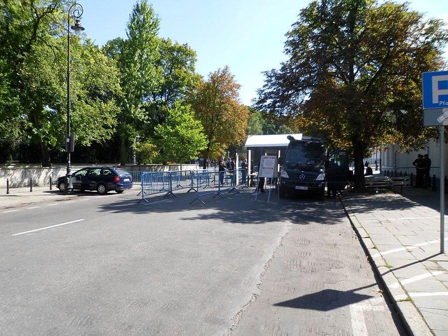 Wstęp tylko z przepustkami. Strefa kontroli - ul. Bagatela