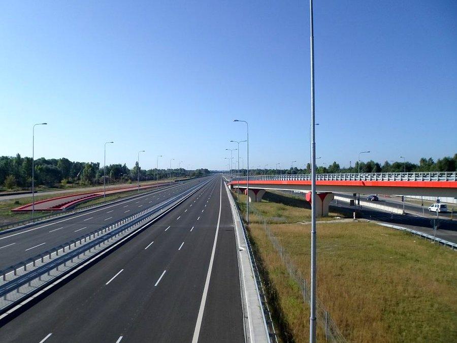 Z lewej stacja Okęcie, z prawej lotnisko Okęcie