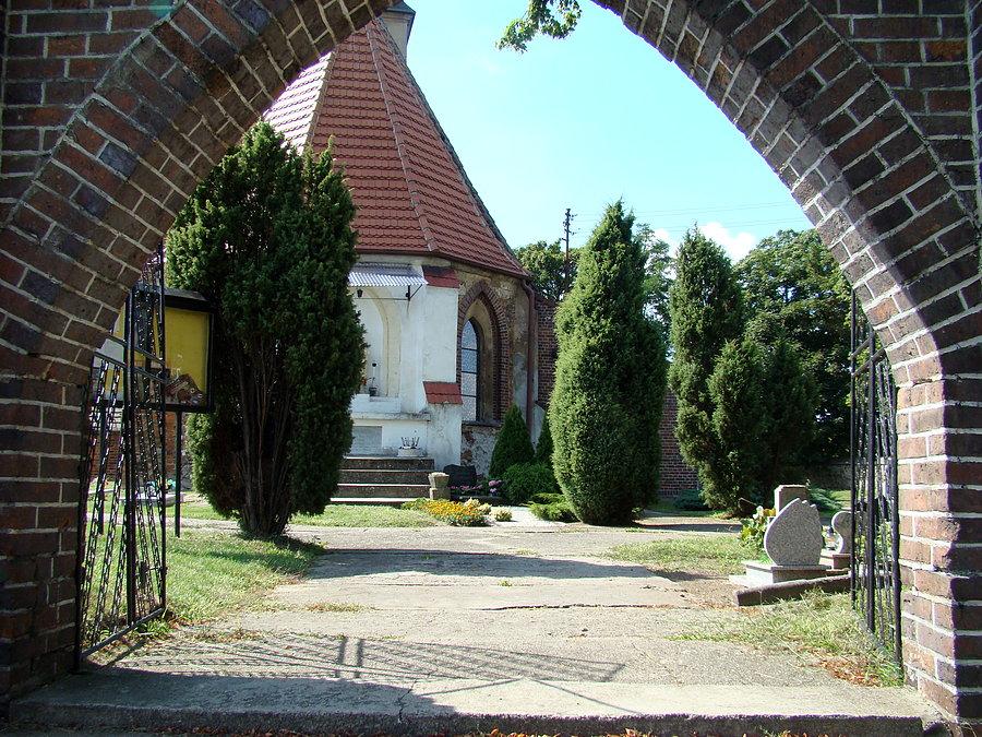 Łagoszów Wielki. Brama w murze okalającym kościół św. Michała Archanioła