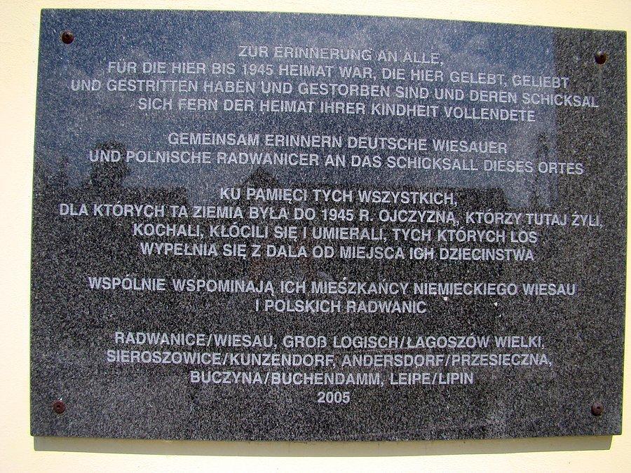Pamiątkowa tablica na murze kościoła w Radwanicach