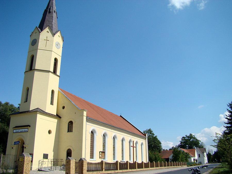 Poewangelicki, neogotycki kościół z XIX wieku w Radwanicach