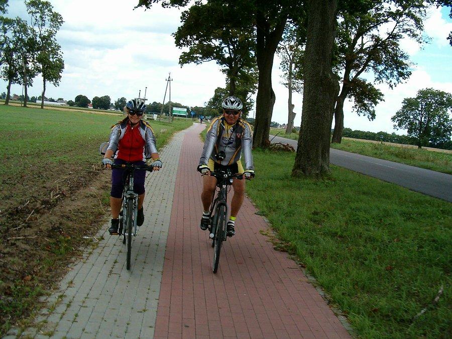 12-08-2013. Patrycja i Artur na ścieżce rowerowej za Nowym Stawem