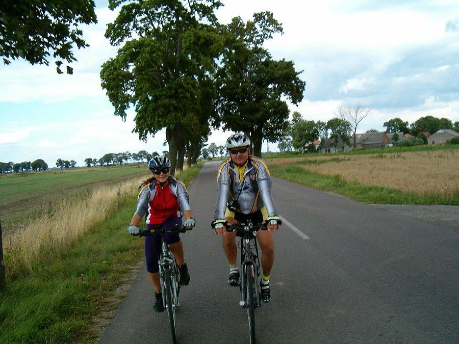 12-08-2013. Artur i Patrycja na ulicy w drodze do Tczewa. Koło wsi Dąbrowa. Ujęcie z przodu