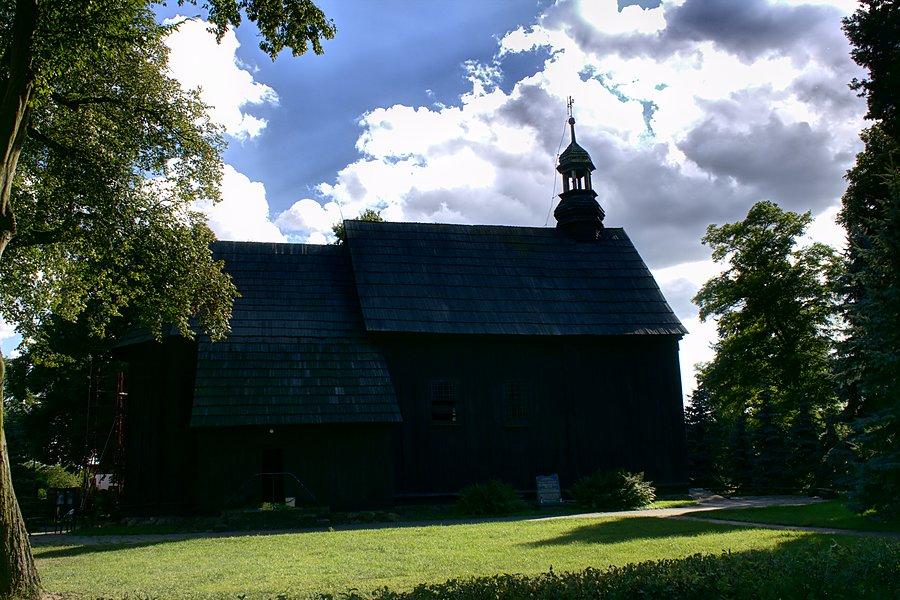 Modrzewiowy kościół konstrukcji zrębowej na podmurowaniu kamiennym z XVI w. w Ryszewku