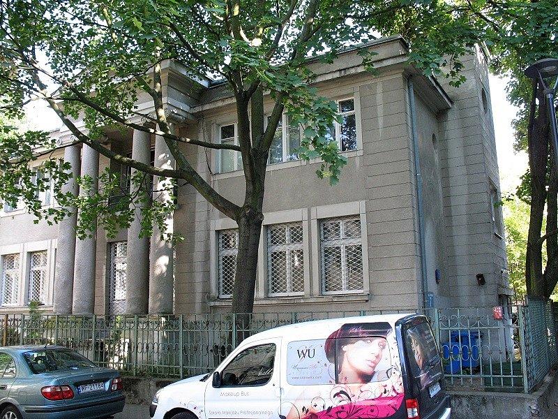 Skromnie schowana w drugim rządzie od Kazimierzowskiej ulica Tenisowa adresuje taką ciekawą willę