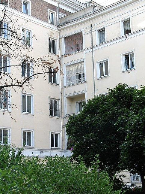 ..i spojrzenie w narożnik z fragmentem budynku zamykającym podwórze od zachodu