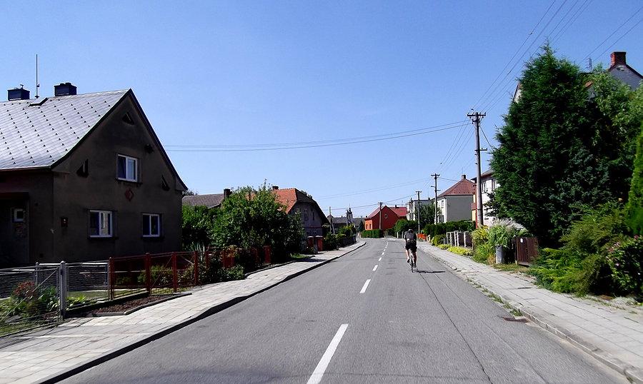 Pist' - Od Bukowa gonię szosowca, później skręcił w kierunku miejscowości Chuchelna a ja obrałem kierunek Bohuslavice