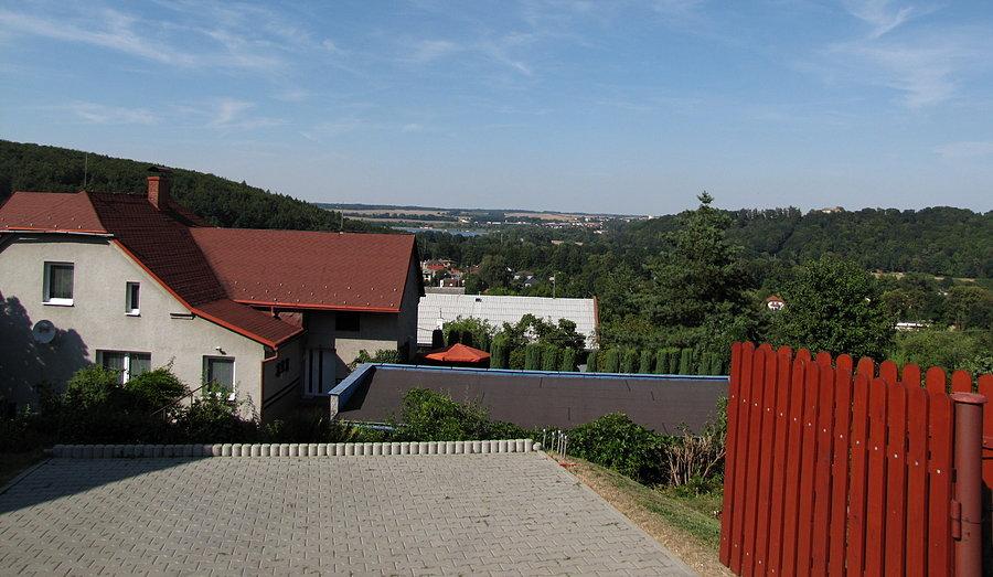 Podjazd do Dehylova. W dole jezioro a dalej Hlucin