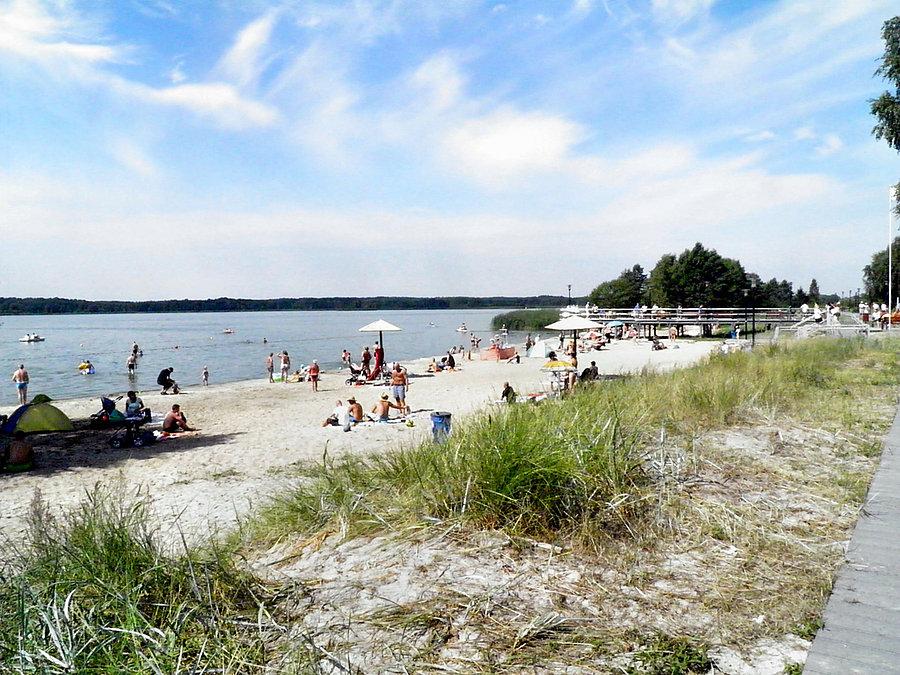 Na plaży w Trzebieży w południe 17 sierpnia 13 r. tłoku nie bylo