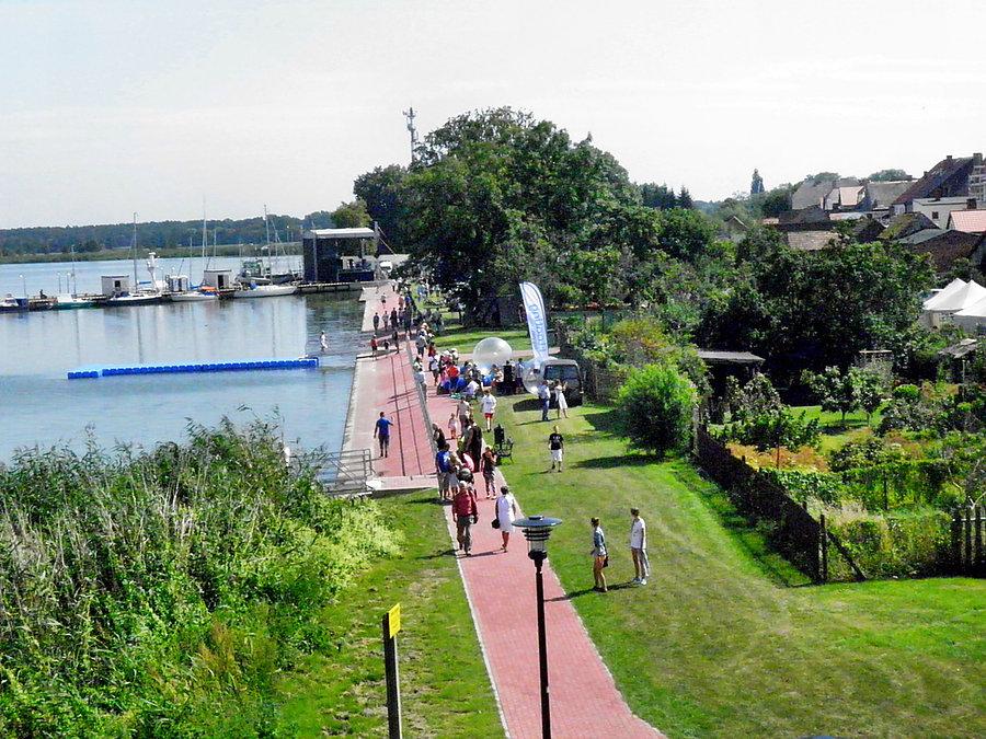Z promenady w Nowym Warpnie 17 sierpnia 13 r. - 750 rocznica nadania praw miejskich